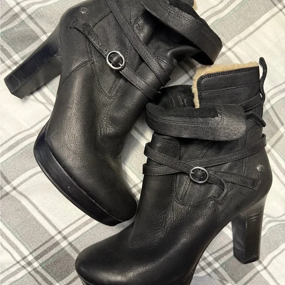 UGG Black Heeled Boots Minimalist Design - Picture 2 of 4